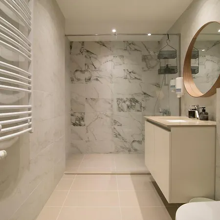 Waterfront Luxury - Free Parking Apartment