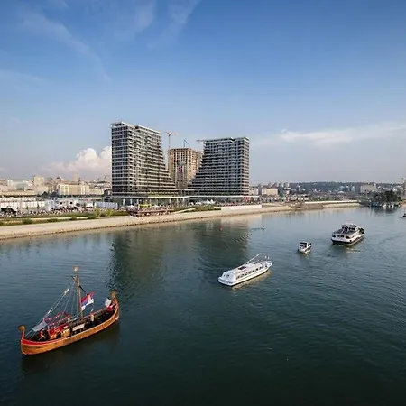 Waterfront Luxury - Free Parking Apartment