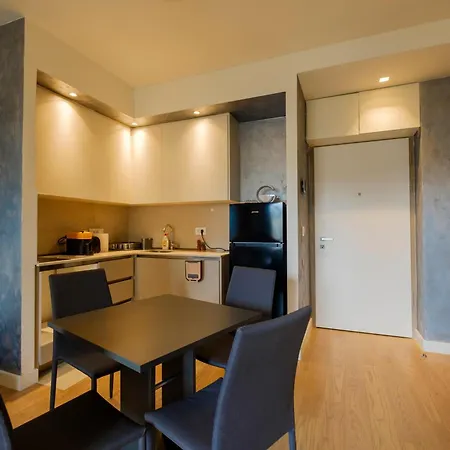 Waterfront Luxury - Free Parking Apartment