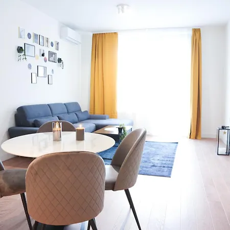 Waterfront Luxury - Free Parking Apartment