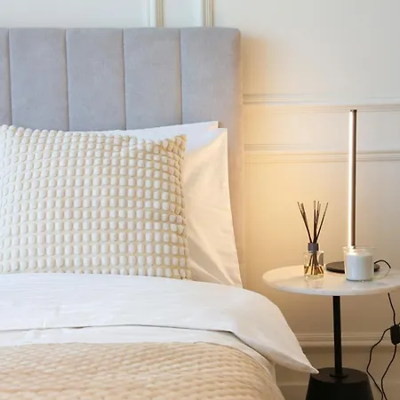 Waterfront Luxury - Free Parking Apartment *