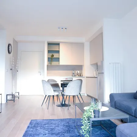 Waterfront Luxury - Free Parking Apartment