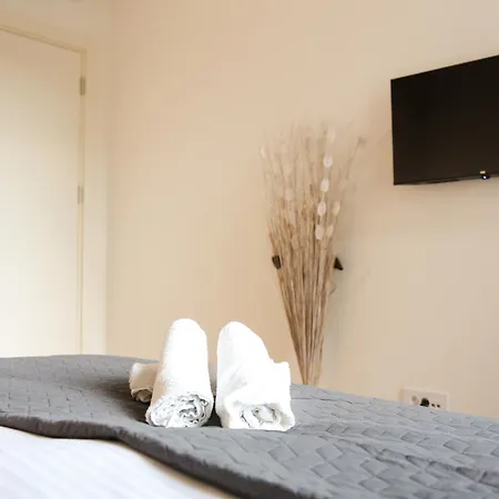 Waterfront Luxury - Free Parking Apartment