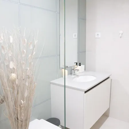 Waterfront Luxury - Free Parking Apartment *