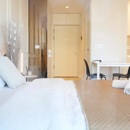 Waterfront Luxury - Free Parking Apartment