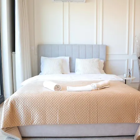 Waterfront Luxury - Free Parking Apartment